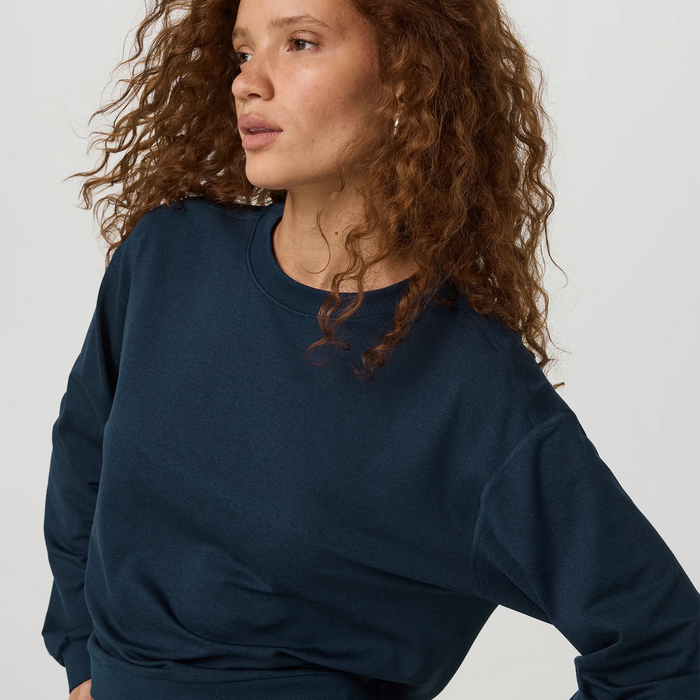 Vuori Halo Modern Crew (Women) - Blue Coast Heather Apparel - Top - Sweatshirt - The Heel Shoe Fitters